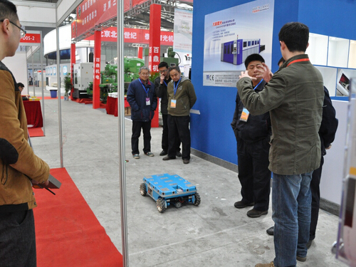 安博电子·官网首页_安博集团参加2015中国西部国际装备制造业博览会-技术人员向观众讲解产品-2.jpg